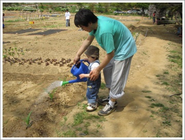 마무리는 이렇게 밭에 물을 주는 것으로 끝내지요. 